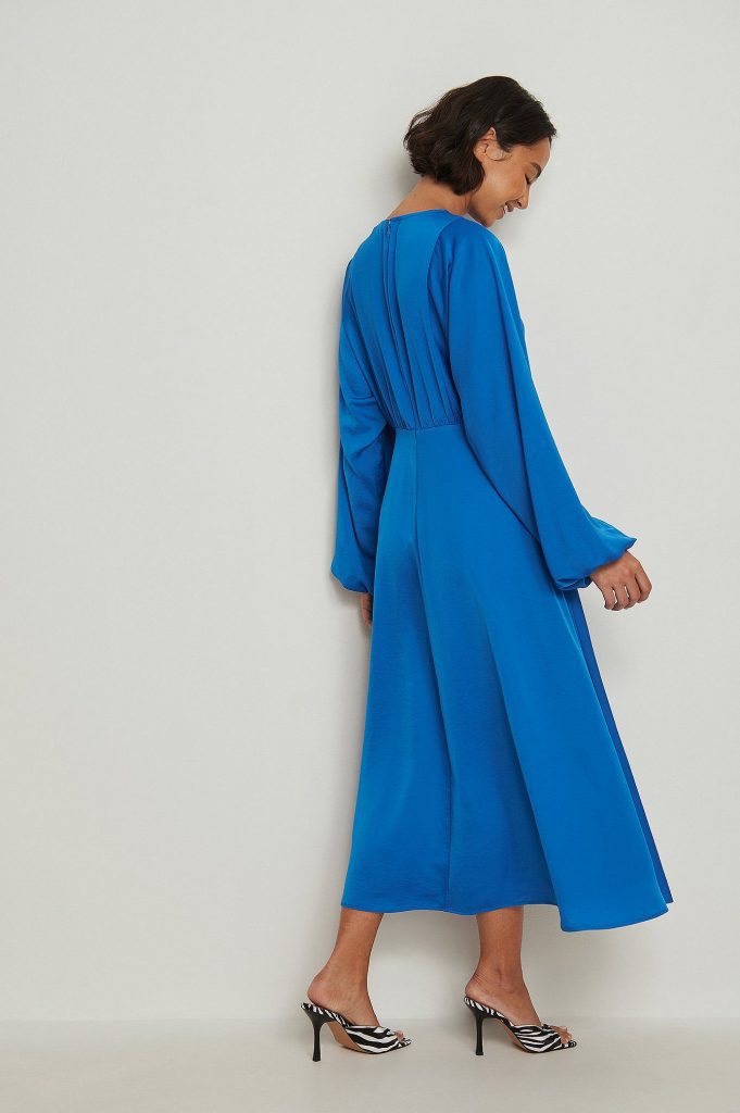 This blue midi dress features a round neckline, long balloon sleeves with elasticized cuffs, a concealed zipper closure at the back, a flowy fit, a satin touch, a lining and a marked waist.