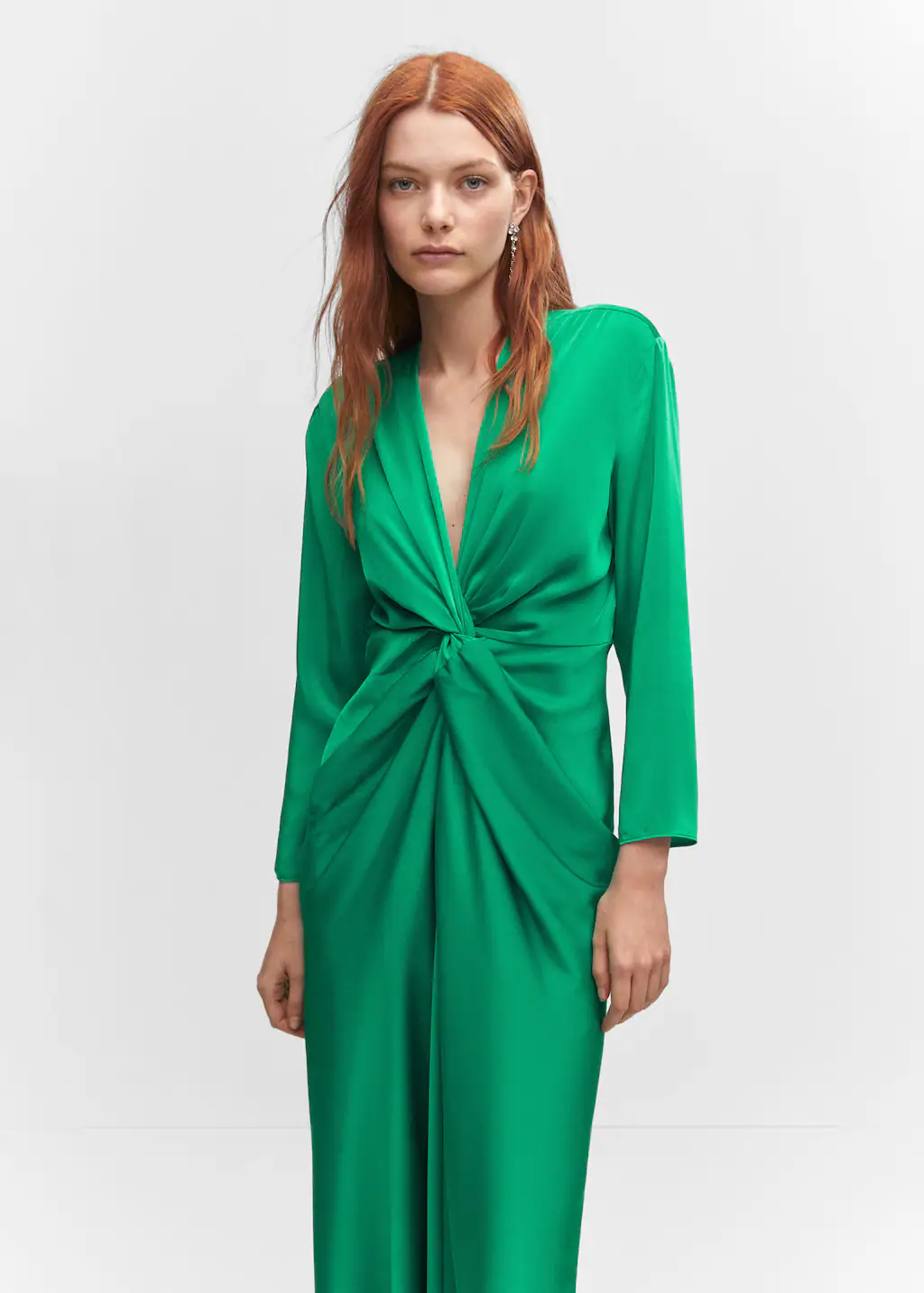 Tap into the autumn winter 2023 fashion trends with Mango's green satin dress with knot detail. Satin Recycled polyester blend fabric in a Straight maxi design with Long sleeves, Zip fastening on the back section.