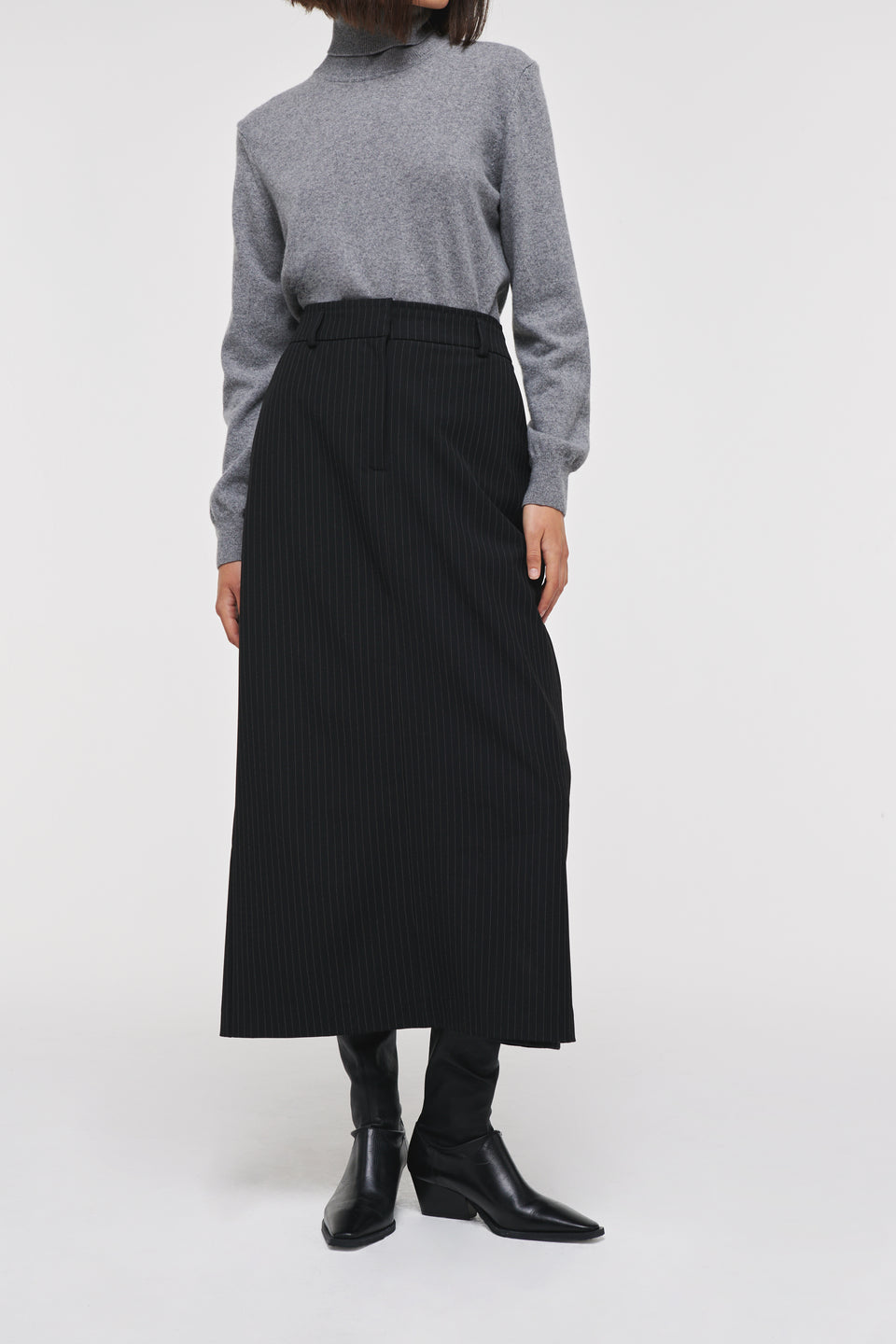 Kasia is a classic pencil skirt with a modern touch. Finished in a beautiful, subtle black pinstripe pattern, it’s the kind of piece that you can wear in many ways. Style with a cosy turtleneck for colder days, or wear with your favourite t-shirt for a more casual look.