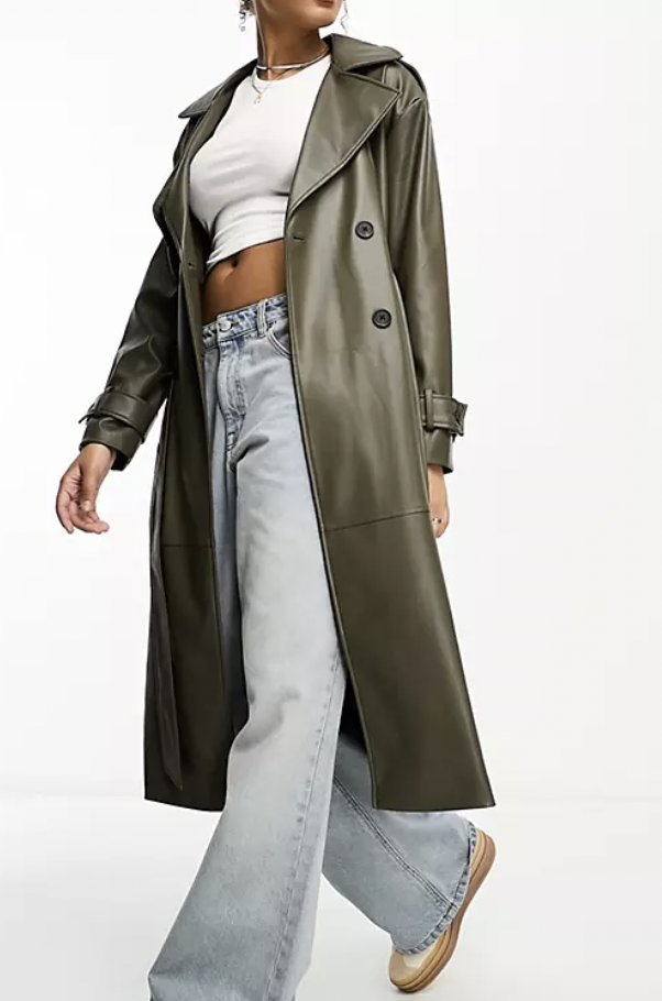 Pull & Bear faux leather khaki trench coat. Notch collar, Button placket, Tie waist, Side pockets, Regular fit. 