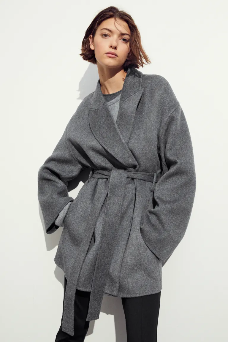 H&M Premium Selection New Arrival
Short coat made from a soft wool and viscose blend. Peak lapels, dropped shoulders and pockets in the side seam. Wide tie belt at the waist with a concealed button. Lined.