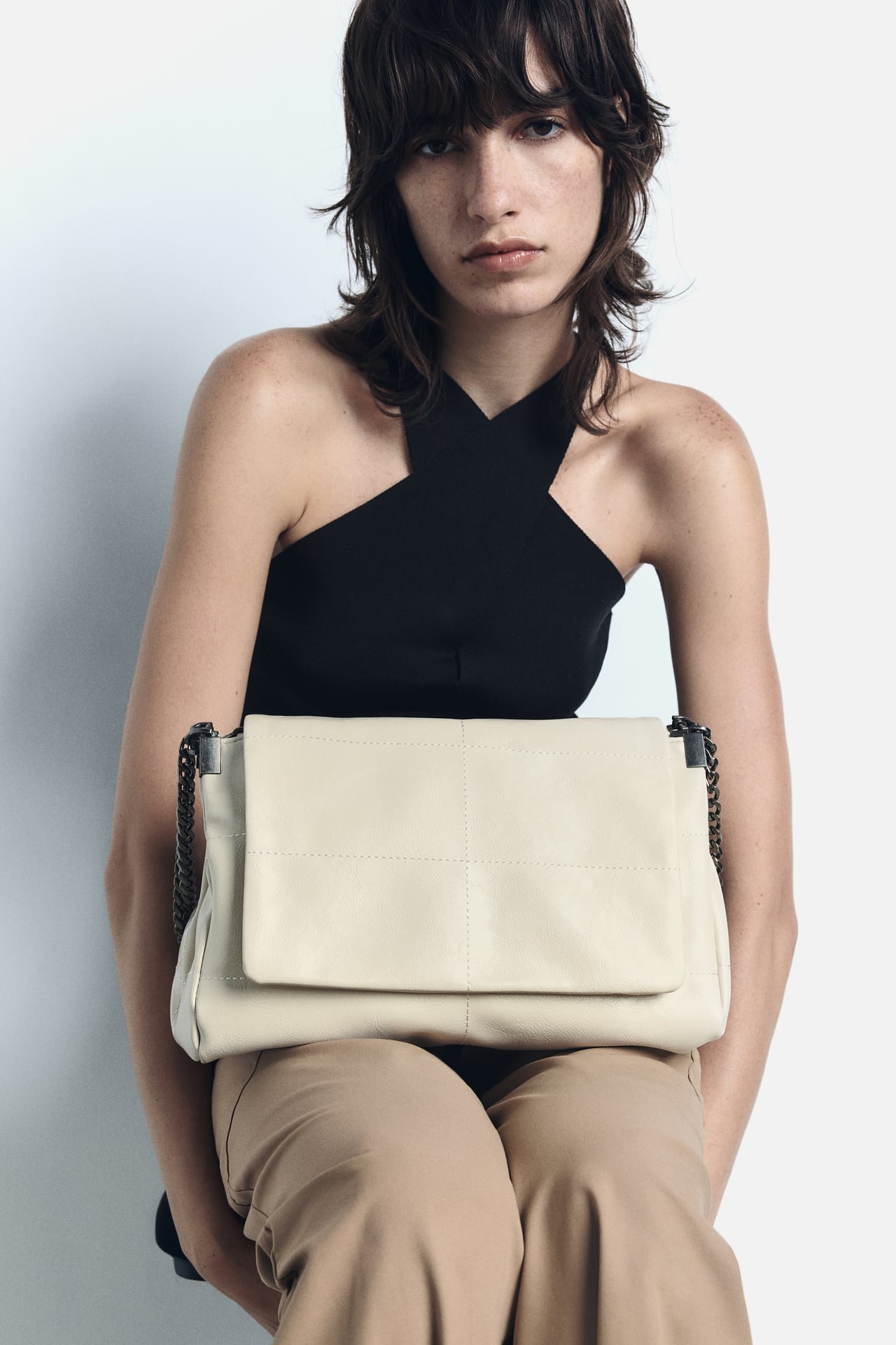 Zara Soft shoulder bag. Exterior with seam details and three compartments, one of which has zip closure. Chain shoulder strap. Lined interior with pocket. Magnetic clasp closure.