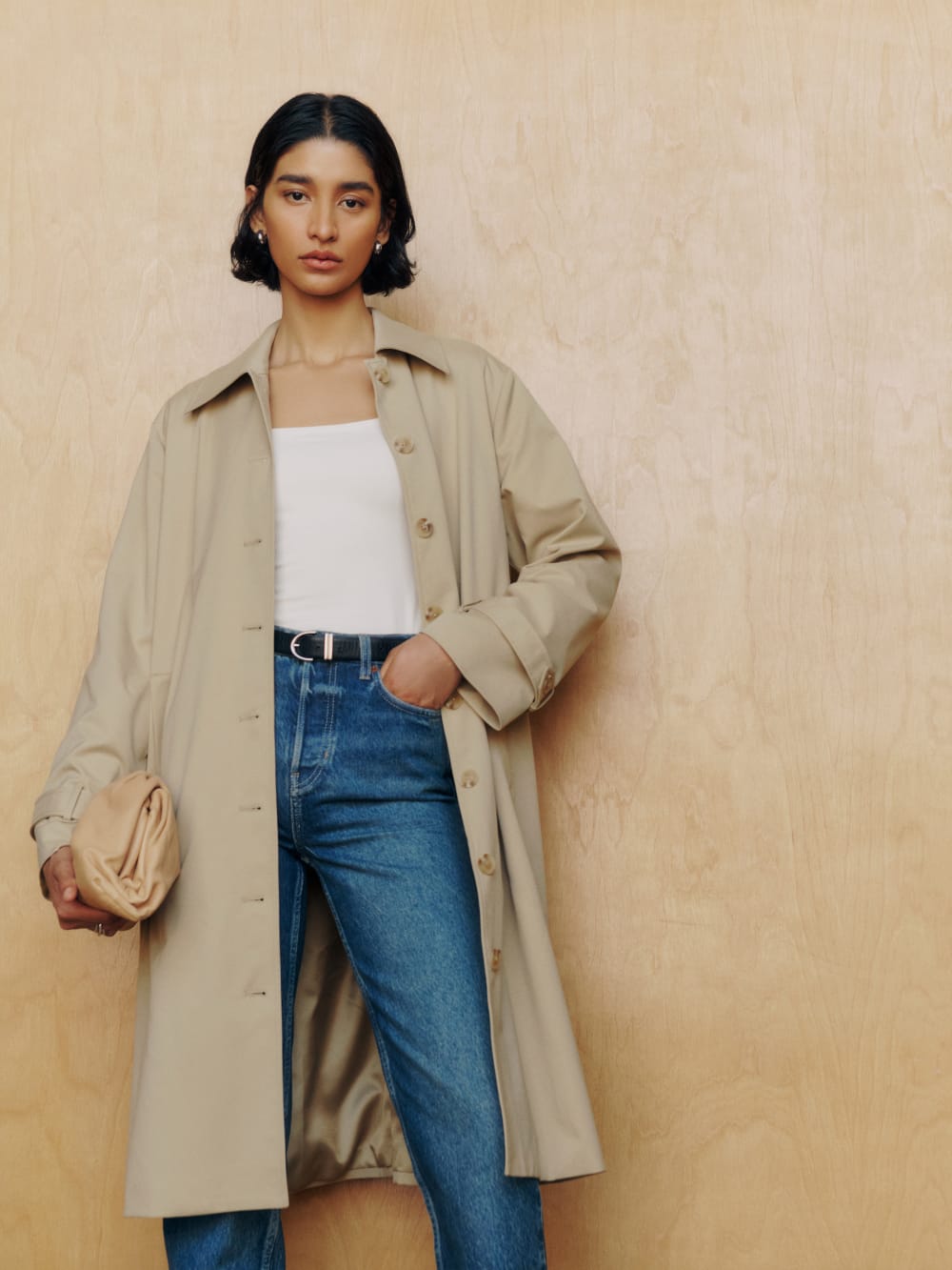 Reformation Danni Oversized Trench Coat in Beige. Designed to be oversized and relaxed fit throughout. Single breasted button fastening. 