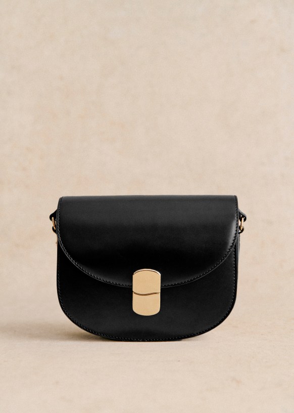 With its half-moon shape, signature clasp and an infinite range of colours: Sezane's Claude will never leave your shoulder this season. The best part? Claude is bigger than it looks, and the perfect size to carry books, notebooks and the largest purse you own.