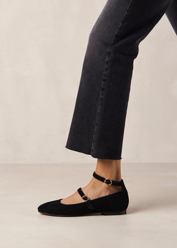 Crafted from black suede, the Alohas Evelyn is a mary-jane shoe with a slight pointed toe and double straps. If you’re amongst those who love the Luke, we’re pretty sure you might fall for this style, too.