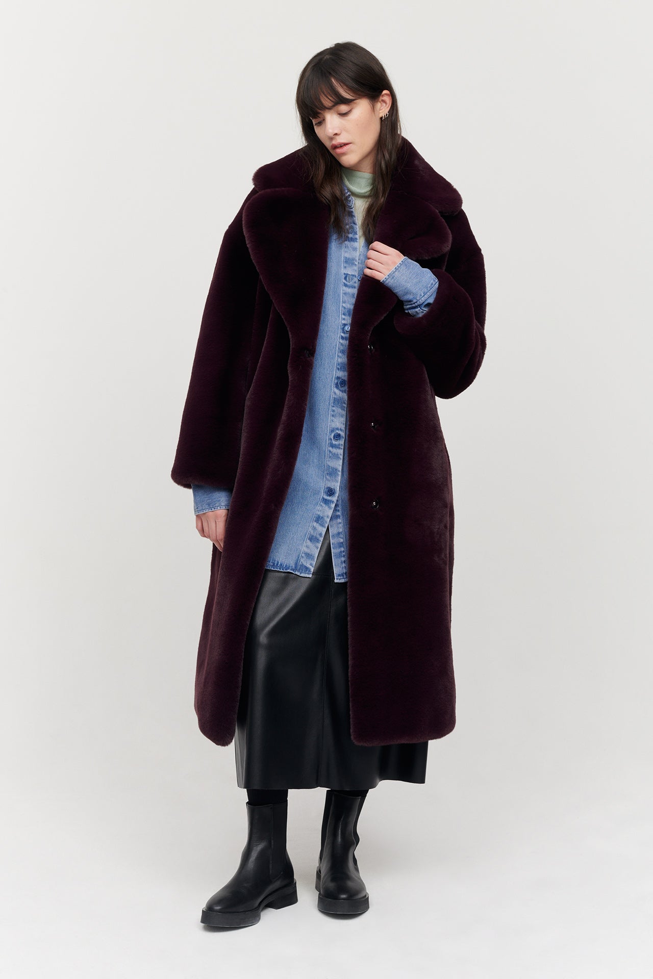 Trending Winter Coats 2023 2024 - Jakke burgundy faux fur coat. Long faux fur coat with single-breasted button fastening and side slit pockets. 