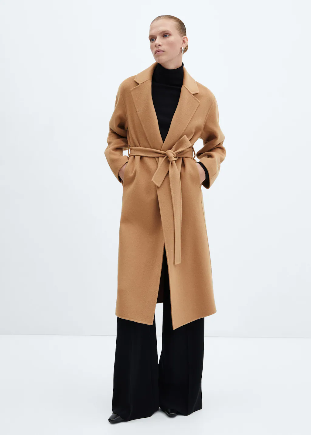 H&M Calf-length coat in woven fabric made from a wool blend that has notch lapels with a decorative buttonhole. Buttons at the front and a wide, detachable belt at the waist. Fake welt pocket on the chest, jetted front pockets with a flap and a single back vent. Lined.

