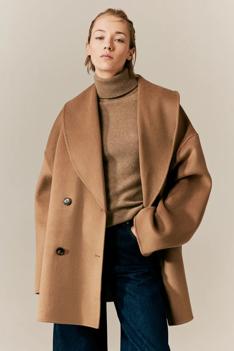 H&M Premium Selection
camel Short, oversized, double-breasted coat in a soft wool blend. Wide collar, buttons at the front, dropped shoulders, long sleeves and discreet pockets in the side seams. Unlined.
