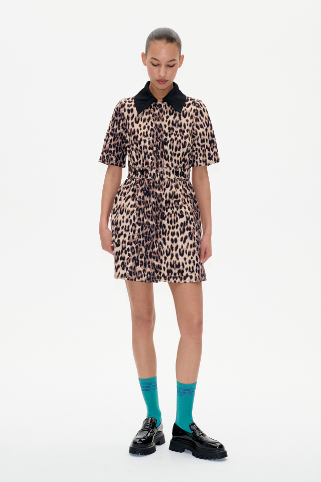 This structured Baum & Pferdgarten leopard print minidress features button closures in the front, an elasticated waist, and pockets at the sides.