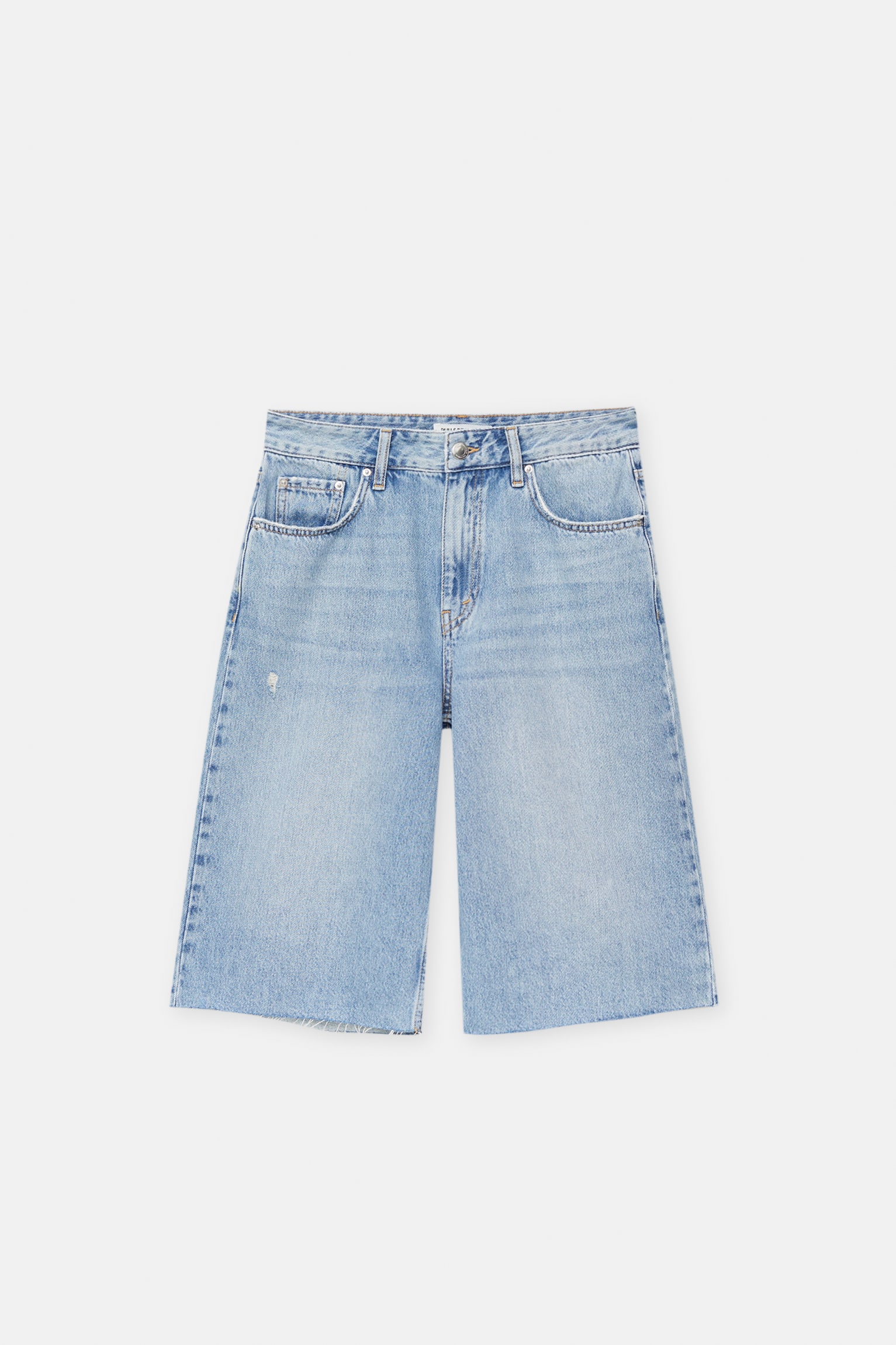 jorts trend 2024 - Pull & Bear Low-rise denim skater shorts with five-pocket design, waistband with belt loops and zip and button fastening, made from 100% cotton fabric.

